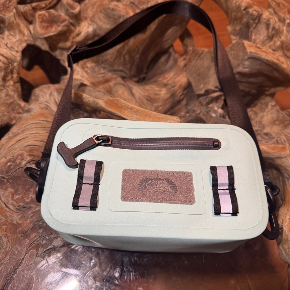 TOADFISH WATERPROOF SLING Fanny Pack - Picture 2 of 10